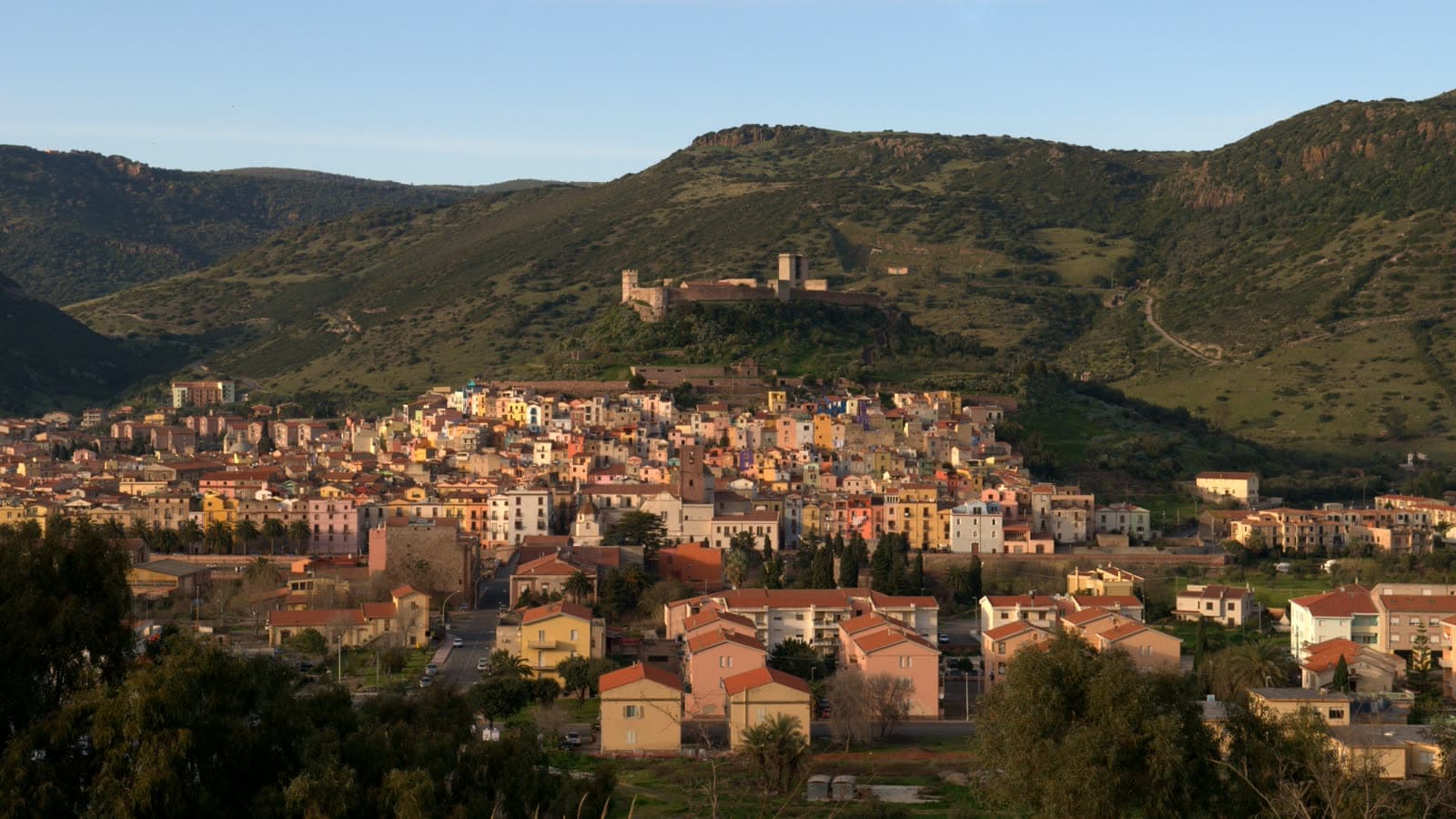 Le case colorate del quartiere di Sa Costa a Bosa che salgono verso il castello Malaspina
