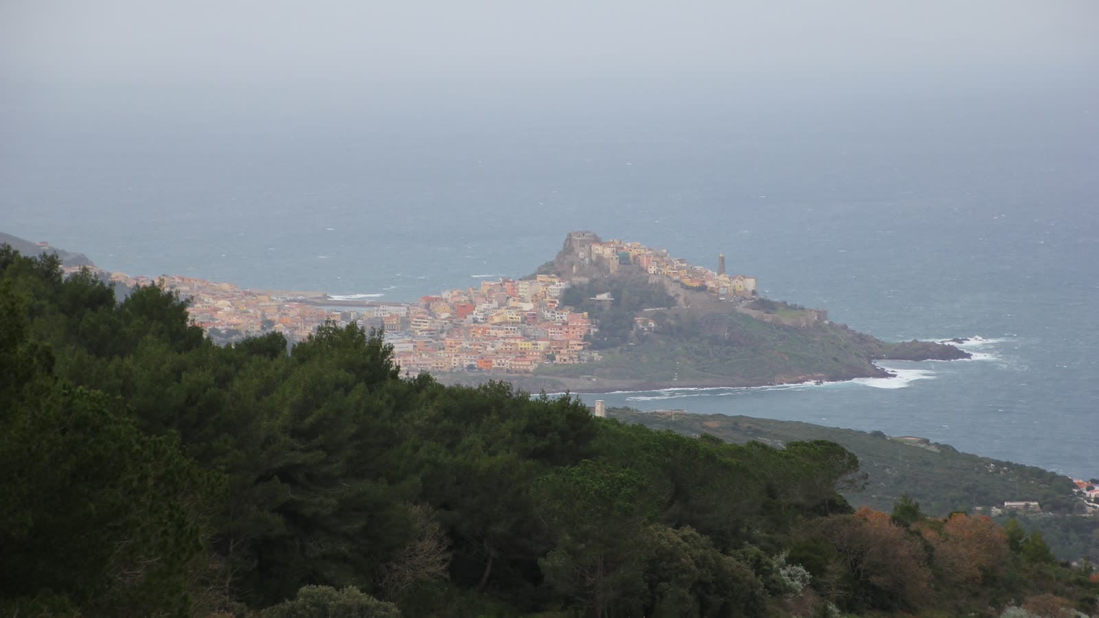 Castelsardo ammassata sul promontorio roccioso sopra il mare, il castello dei Doria in cima