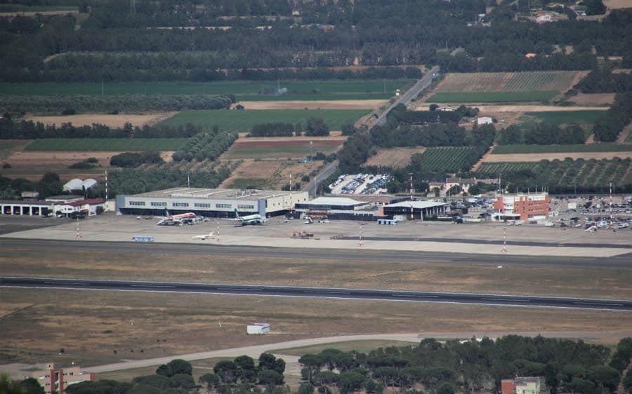 Terminal und Vorfeld des Flughafens Alghero-Fertilia aus der Luft