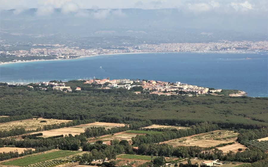 Die Uferfront von Fertilia bei Alghero mit Gebäuden der 1930er-Jahre an der Kaimauer