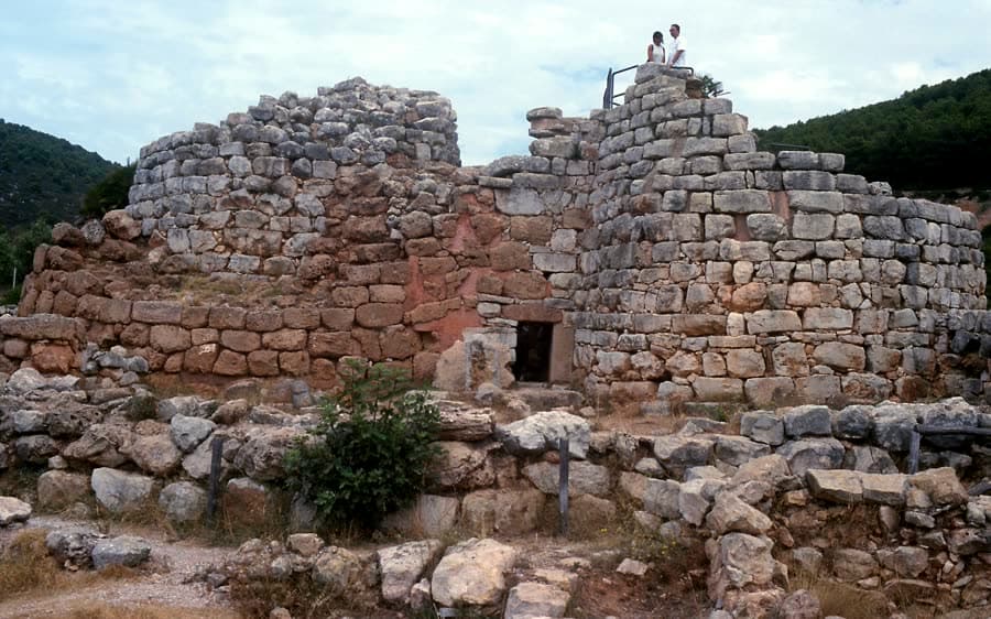 Der steinerne Zentralturm der nuraghischen Anlage Palmavera bei Alghero