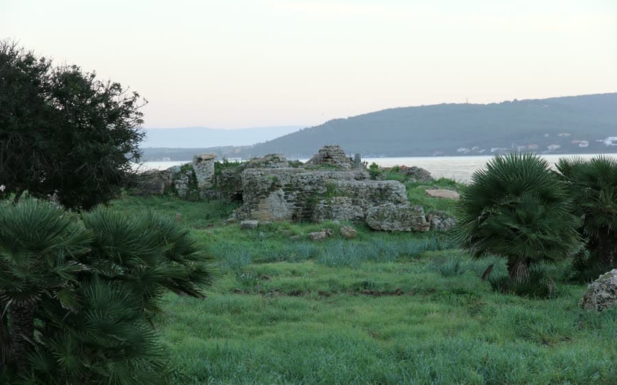 Niedrige Steinmauern und Räume der römischen Villa von Sant'Imbenia an der Bucht von Porto Conte