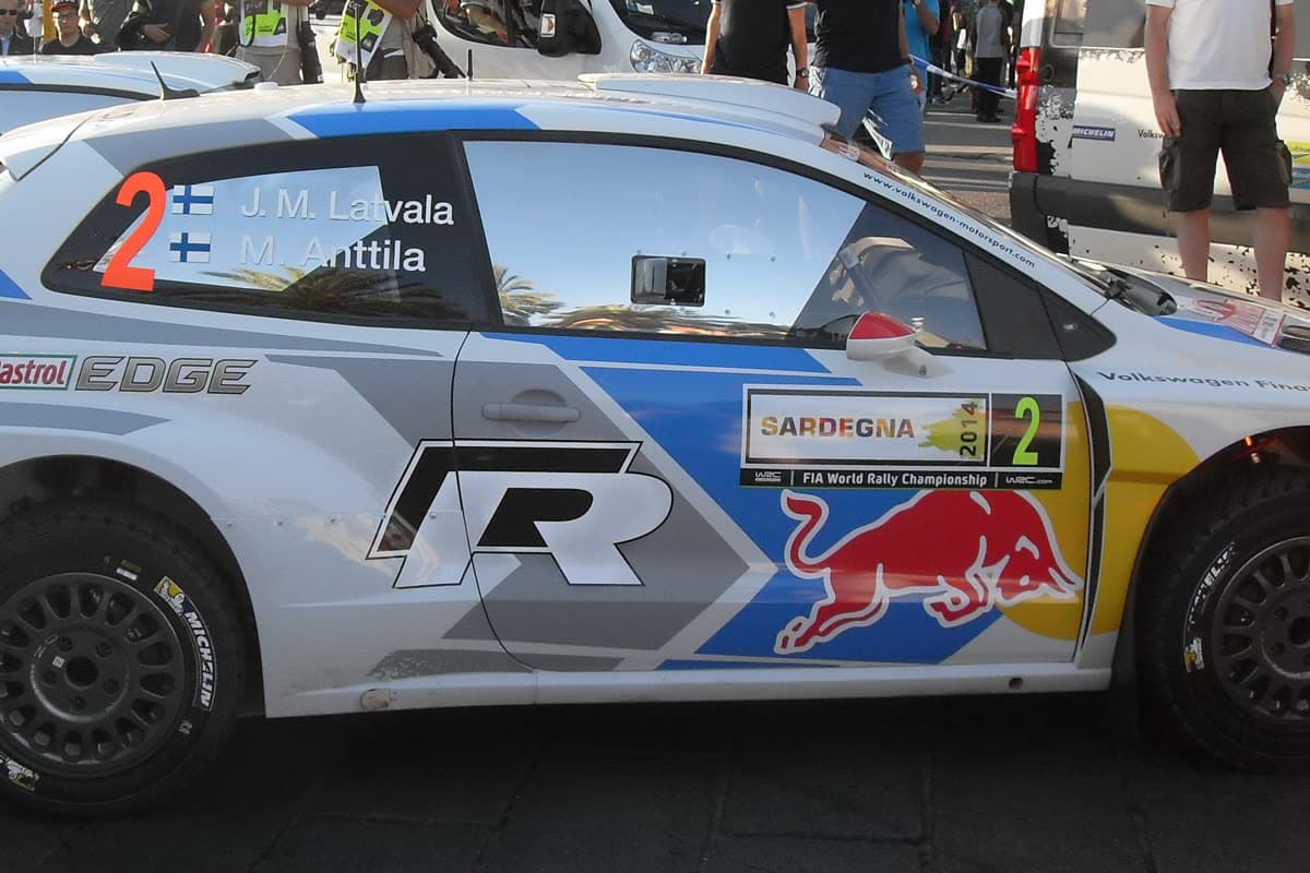 サルデーニャのグラベル区間を走る世界ラリー選手権の車